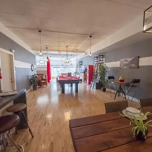 Luxury 5-bed + Pool Table: 5 Min From Jarry Metro , Montreal Canada
