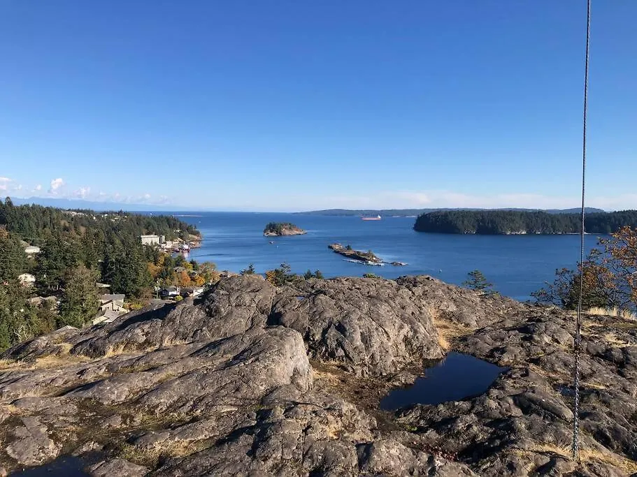 Bright Private Suite Near Departure Bay Beach Nanaimo Apartment