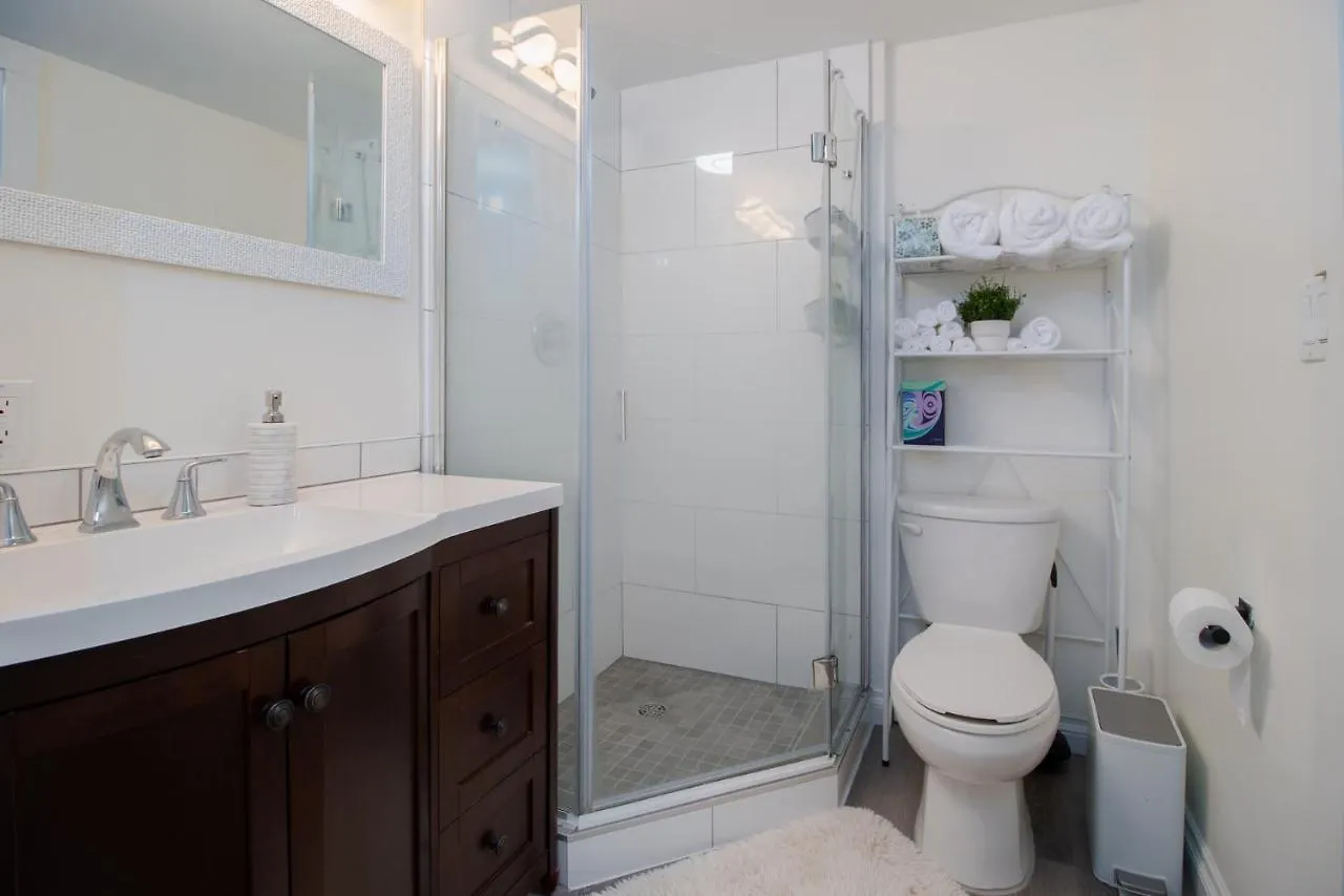 Bright Private Suite Near Departure Bay Beach Nanaimo